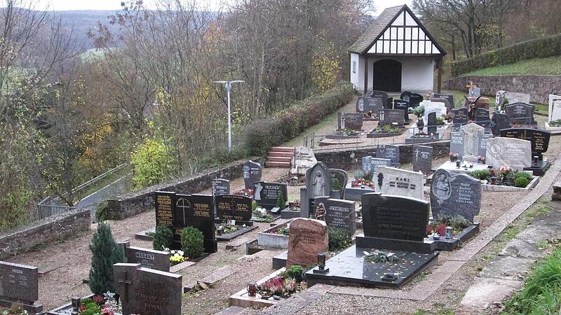 Die Gemeinde Elfershausen will den Friedhof in Trimberg neu gestalten. Alternative Bestattungsformen, Barrierefreiheit und viel Grün wurden in der Bürgerversammlung als Vorschläge präsentiert. Die Gemeinde Elfershausen will den Friedhof in Trimberg neu gestalten. Alternative Bestattungsformen, Barrierefreiheit und viel Grün wurden in der Bürgerversammlung als Vorschläge präsentiert.