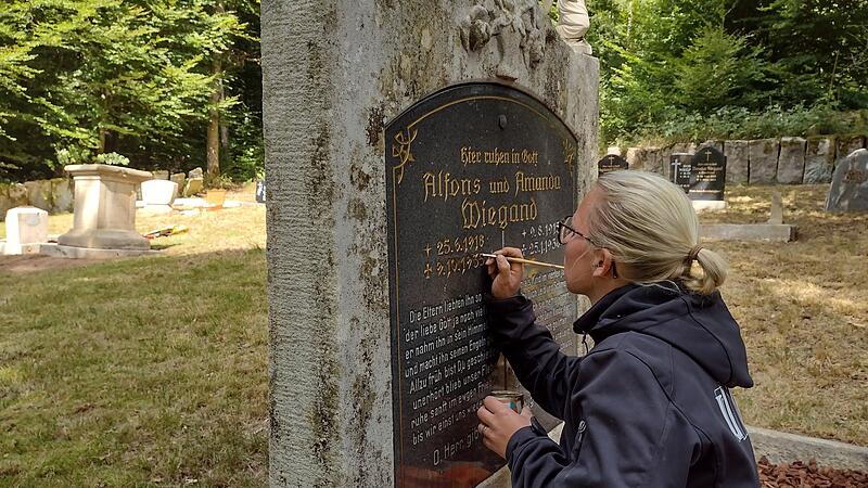 Denise Ullrich beim Nachziehen der Inschriften.