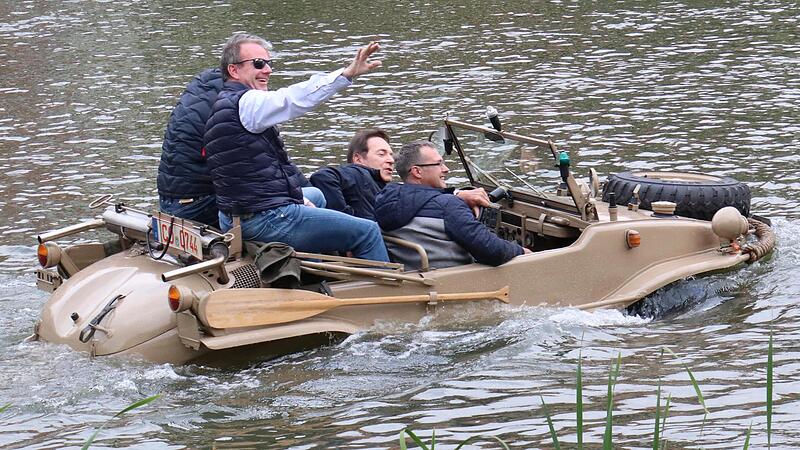 Sandkerwa 2018: Michael Stoschek am Steuer seines Amphibienfahrzeuges, hinten rechts sein Sohn Maximilian.