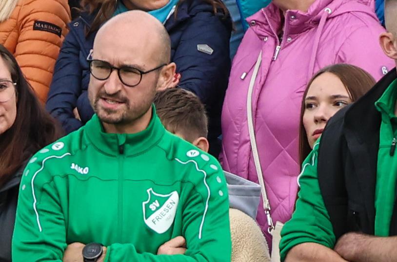 Frederic Martin sitzt auch in der kommenden Saison auf der Trainerbank des SV Friesen.