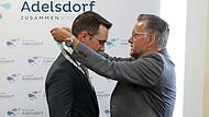 Karsten Fischkal übergibt die Amtskette. Karsten Fischkal übergibt die Amtskette.