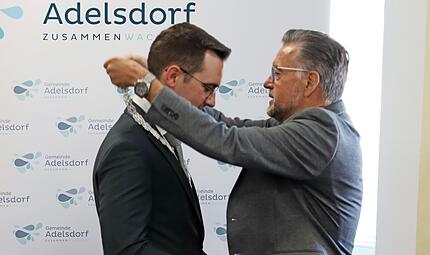Karsten Fischkal &uuml;bergibt die Amtskette.