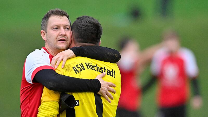 Roberto Preu&szlig; (li.) umarmt Keeper Matthias Brendel nach dem Derbysieg des ASV H&ouml;chstadt in Etzelskirchen.