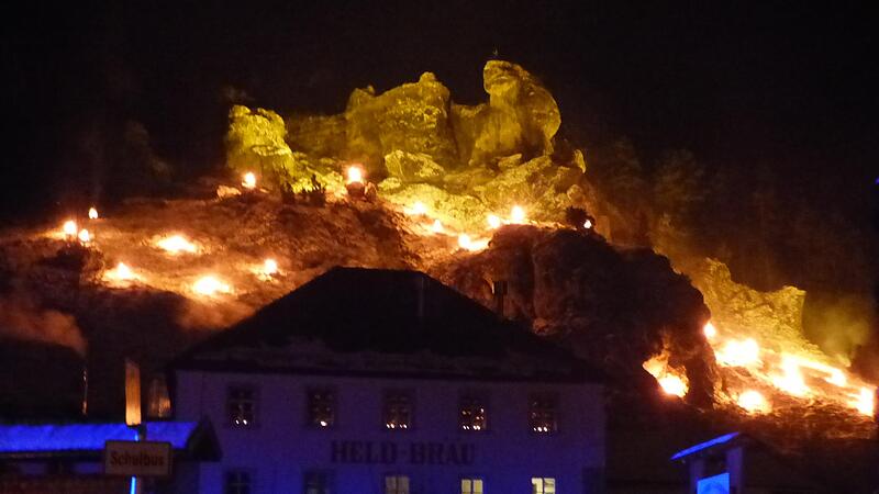 Die drei Berghänge rund um Oberailsfeld erstrahlten im Lichterglanz.Forchheim & Fränkische Schweiz