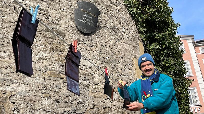 Am Narreneck am Fu&szlig; des Falterturms: KiKaG-Zeremonienmeister Franz Hildebrand nach erfolgreicher Geldbeutelw&auml;sche.