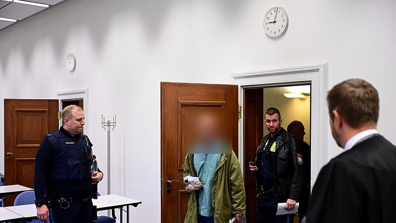 Landgericht Bamberg Versuchter Totschlag mit einer Machete Der Angeklagte wird von zwei Polizeibeamten in den Gerichtssaal geführt