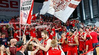 Ein letztes Abklatschen mit den Fans: Für Brose-Kapitän Christian Sengfelder und seine Teamkameraden ist die Saison vorbei.