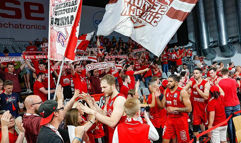 Ein letztes Abklatschen mit den Fans: F&uuml;r Brose-Kapit&auml;n Christian Sengfelder und seine Teamkameraden ist die Saison vorbei.