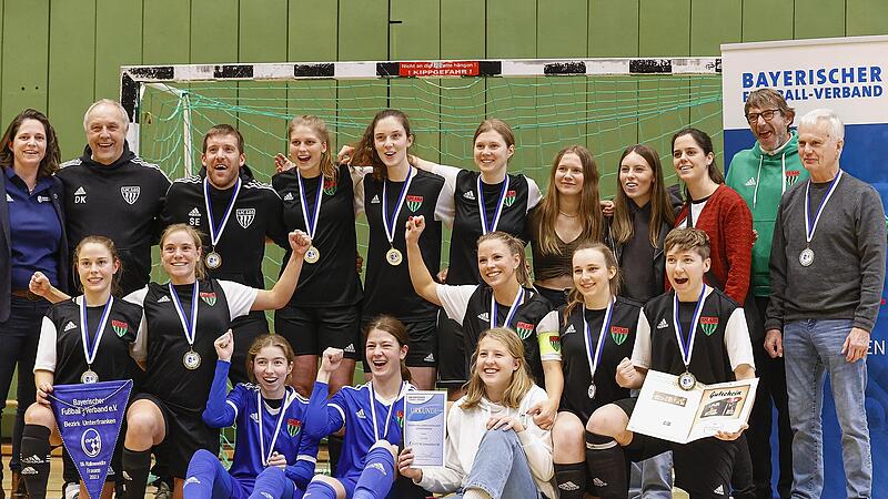 Neuer Bezirksmeister bei den Frauen ist der FC 05 Schweinfurt mit Yvonne S&ouml;ser (hinten von links), Vorsitzende des Bezirks-Frauen- und M&auml;dchen-Ausschusses, Co-Trainer Dieter K&ouml;lbl, Trainer Simon Eisinger, Tamara Musial, Anna B&auml;uerlein, Andrea Walt...