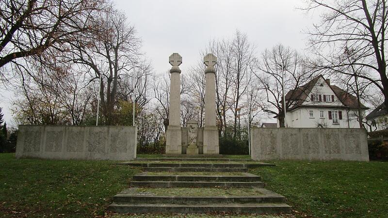 Am Ehrenmal des Lichtenfelser Friedhofs findet wieder die zentrale Gedenkfeier statt. Am Ehrenmal des Lichtenfelser Friedhofs findet wieder die zentrale Gedenkfeier statt.