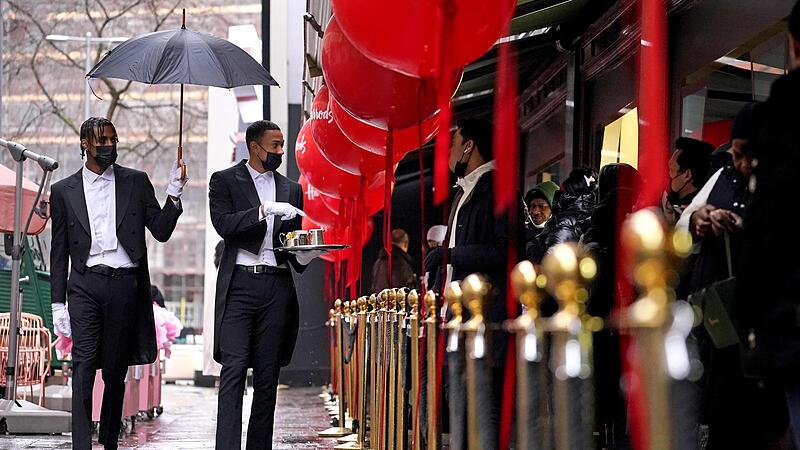 Im Londoner Viertel Knightsbridge geht es vornehm zu. Unter anderem befindet sich dort das Luxus-Kaufhaus Harrods. Viele reiche Russen besitzen in der Gegen Immobilien. Im Londoner Viertel Knightsbridge geht es vornehm zu. Unter anderem befindet sich dort das Luxus-Kaufhaus Harrods. Viele reiche Russen besitzen in der Gegen Immobilien.