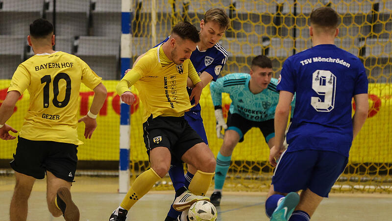 Zweites Halbfinale: TSV M&ouml;nchr&ouml;den (blau) gegen Bayern Hof