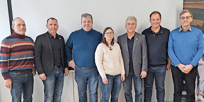 Neuwahlen des Unterfr&auml;nkischen Imker-Bezirksvorstands: Auf dem Bild sind Stefan Neumann, Stefan Spiegl, Richard W&ouml;ber, Silke Zoth, Matthias Meidel, Jochen Huppmann, Dr. Werner Hornung.