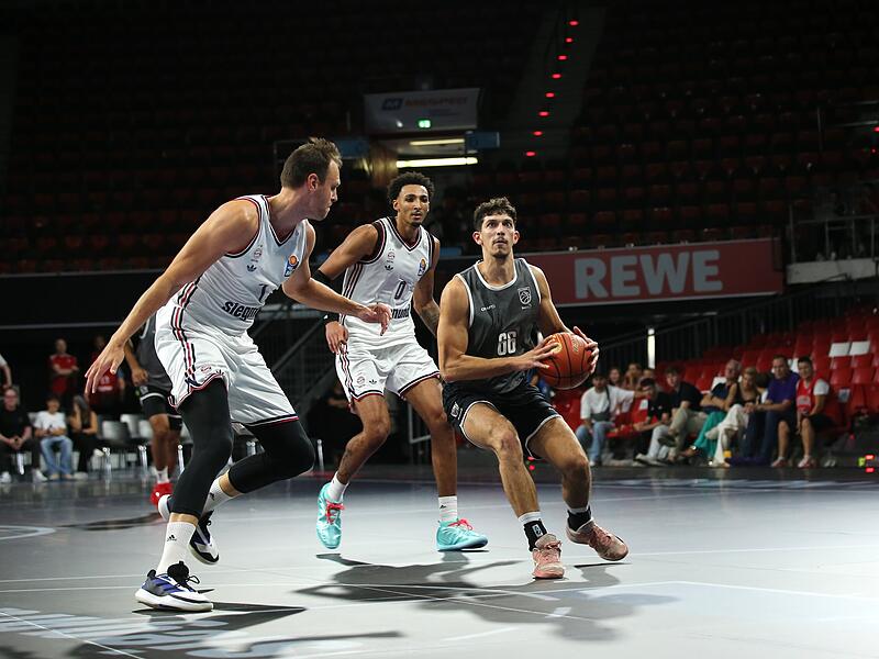 Bambergs Bester, Yuval Hochstadter, bahnt sich gegen Johannes Voigtmann (links) und Miles Norris den Weg zum Korb. Bambergs Bester, Yuval Hochstadter, bahnt sich gegen Johannes Voigtmann (links) und Miles Norris den Weg zum Korb.