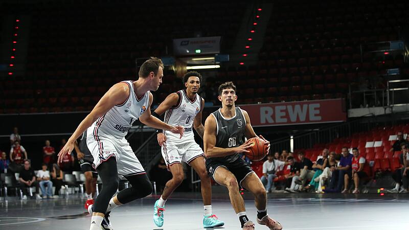 Bambergs Bester, Yuval Hochstadter, bahnt sich gegen Johannes Voigtmann (links) und Miles Norris den Weg zum Korb.