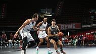 Bambergs Bester, Yuval Hochstadter, bahnt sich gegen Johannes Voigtmann (links) und Miles Norris den Weg zum Korb. Bambergs Bester, Yuval Hochstadter, bahnt sich gegen Johannes Voigtmann (links) und Miles Norris den Weg zum Korb.