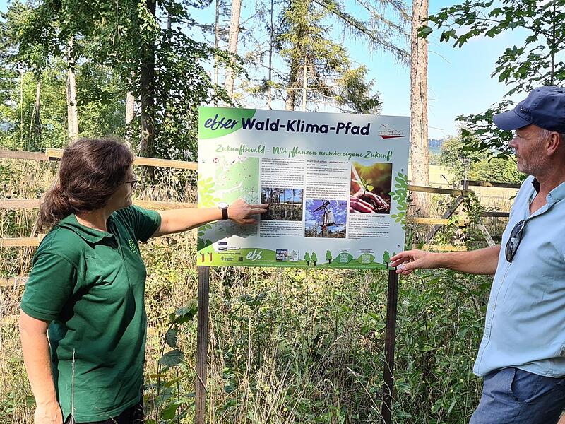 Sibylle Appoldt und Christian K&ouml;nig zeigen, wo am neuen Bereich des Zukunftswaldes der Waldklimapfad l&auml;uft.