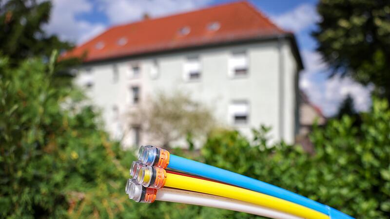 Im Rahmen eines eigenwirtschaftlichen Ausbaus werden alle „innenliegenden“ Grundstücke der Marktgemeinde Burkardroth mit einem Glasfaseranschluss versorgt. Um etwas „außerhalb“ liegende Grundstücke wie beispielsweise Sportheime versorgen zu können... Im Rahmen eines eigenwirtschaftlichen Ausbaus werden alle „innenliegenden“ Grundstücke der Marktgemeinde Burkardroth mit einem Glasfaseranschluss versorgt. Um etwas „außerhalb“ liegende Grundstücke wie beispielsweise Sportheime versorgen zu können...