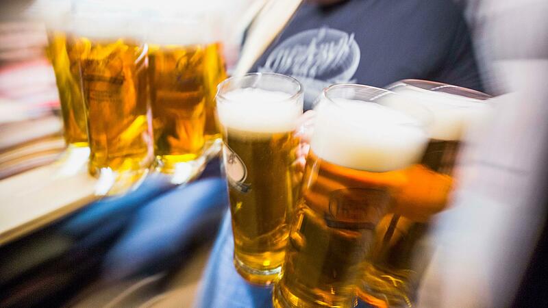 Bockbieranstich nach Coronaregeln: Serviert wird nur am Sitzplatz.