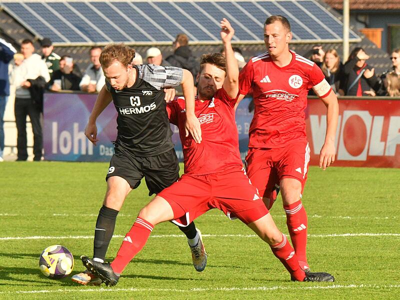 Relegation zur Landesliga: Der FC Lichtenfels (rote Trikots) unterlag in Mistelgau 0:1.