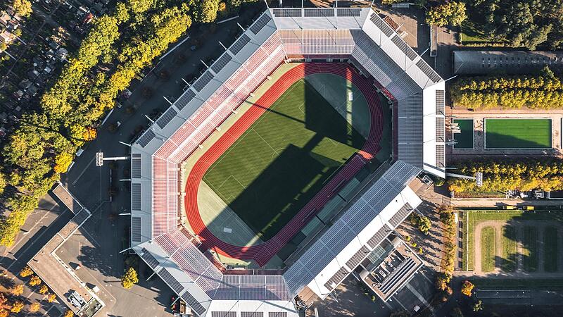 Aus dem Max-Morlock-Stadion mit seinen acht Ecken und der Laufbahn um das Spielfeld könnte nach den Vorstellungen von Stadt und 1. FC Nürnberg auch eine Multifunktions-Arena werden. Aus dem Max-Morlock-Stadion mit seinen acht Ecken und der Laufbahn um das Spielfeld könnte nach den Vorstellungen von Stadt und 1. FC Nürnberg auch eine Multifunktions-Arena werden.