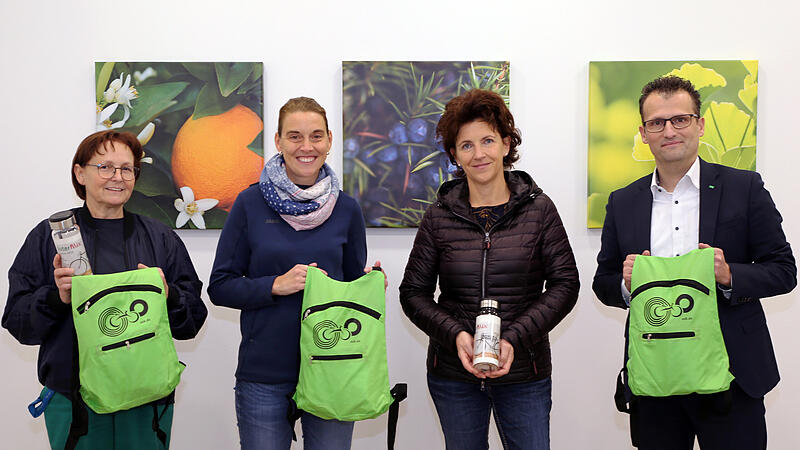 Erfolgreich mit dem Rad zu Kräuter Mix: AOK-Kundenberater Frank Lanig (von rechts) freute sich über das Engagement des Unternehmens und dankte Geschäftsführerin Silke Wurlitzer, Koordinatorin Katharina Schardt-Deublein und Rita Estenfelder als erfolgreicher Teilnehmerin.
