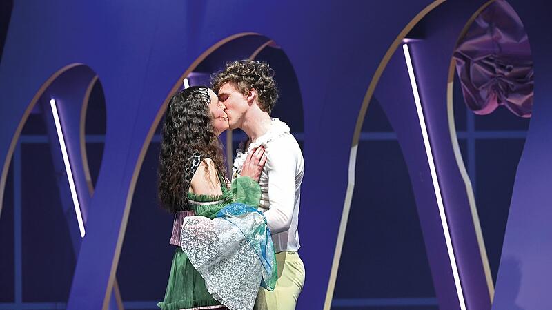 Lena (Jeanne Le Moign) und Leonce (Pit Prager) sind zwei empfindsame K&ouml;nigskinder auf der Suche nach ein bisschen Sinn im Leben.Karolinenstra&szlig;e 22: Die Apothekerin auf dem Scheiterhaufen