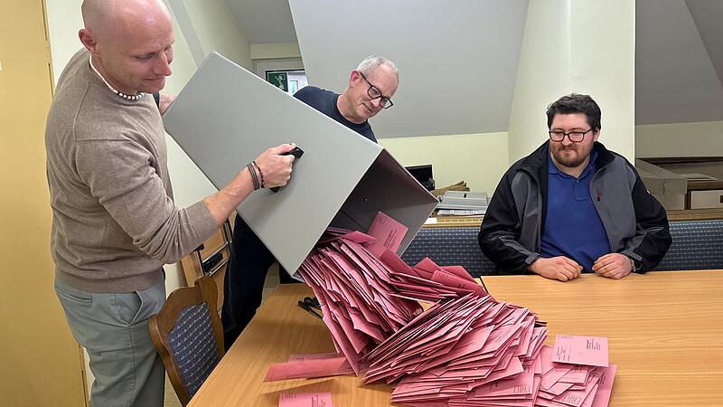 Ausz&auml;hlung der Briefwahlunterlagen: Insgesamt 527 Wahlberechtigtehatten die Briefwahlunterlagen angefordert, 509 Antwortkuverts sind eingegangen.