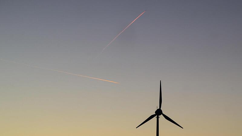Seit Jahrzehnten gibt es in Bayern Streit um das Landesentwicklungsprogramm. Es geht um wichtige Themen wie Flächenverbrauch, Gewerbeansiedlungen, Verkehr, Energie und Umweltschutz. Seit Jahrzehnten gibt es in Bayern Streit um das Landesentwicklungsprogramm. Es geht um wichtige Themen wie Flächenverbrauch, Gewerbeansiedlungen, Verkehr, Energie und Umweltschutz.