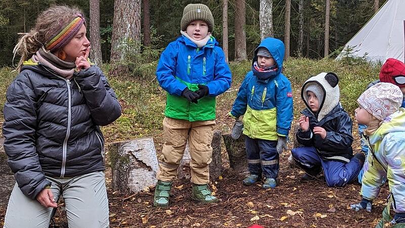 Kita-Leiterin Lisa Edelmann beginnt den Tag mit den Kindern im Morgenkreis.