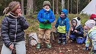 Kita-Leiterin Lisa Edelmann beginnt den Tag mit den Kindern im Morgenkreis.