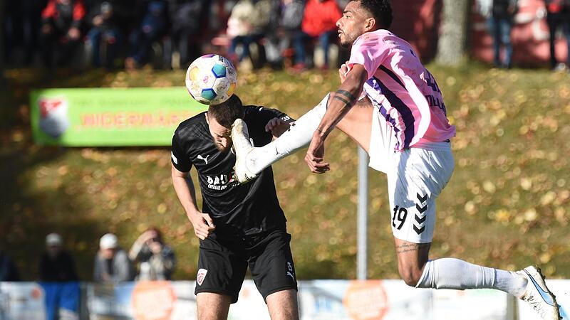 Gef&auml;hrliche Akrobatik: Diese Szene von Mike Dellinger (links) gegen einen Spieler des TSV Buchbach taugt durchaus als Beispiel f&uuml;r Aubst&auml;dter Entschlossenheit.