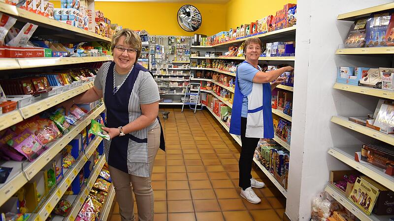 Die beiden Verk&auml;uferinnen Sonja Windisch (l.) und Gerlinde M&uuml;ller brauchen dringend eine Erholung.Forchheim & Fr&auml;nkische Schweiz