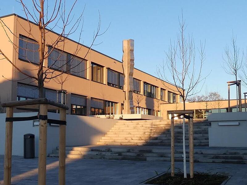 An der Heinrich-Thein-Berufsschule in Haßfurt kam es am Montagvormittag zu einem Polizeieinsatz.