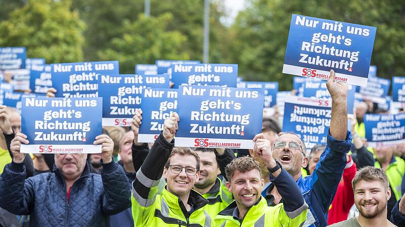 ZF-Mitarbeitende der E-Division f&uuml;rchten, bei einer Partnerschaft mit einem Investor ins Hintertreffen zu geraten. Das Foto zeigt Besch&auml;ftigte bei einem Aktionstag der IG Metall in Schweinfurt.