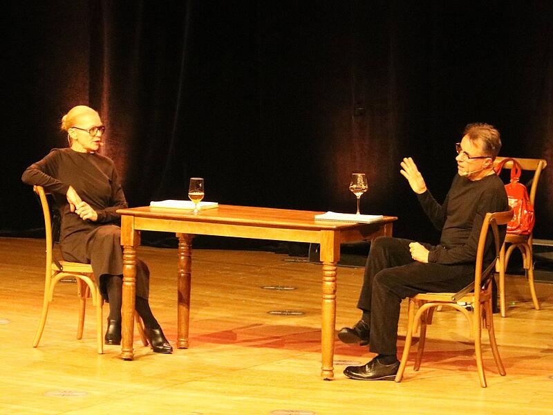 Anna Loos + Jan Josef Liefers in Bamberg Szenen einer Ehekrise: Anna Loos und Jan Josef Liefers als Louise und Tom bei ihrer Nick-Hornby-Lesung in der Bamberger Konzert- und Kongresshalle.