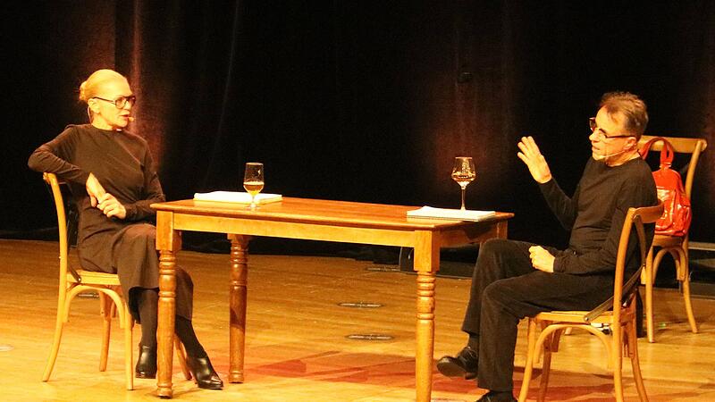 Szenen einer Ehekrise: Anna Loos und Jan Josef Liefers als Louise und Tom bei ihrer Nick-Hornby-Lesung in der Bamberger Konzert- und Kongresshalle.