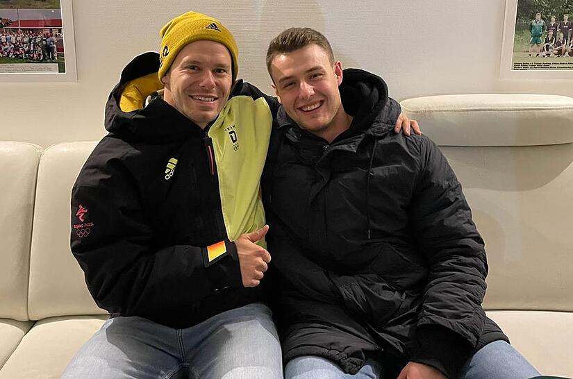 Zwei „Verrückte“ ihrer Sportart: Handball-Torwart Fabian Apfel (re.) und Skeleton-Olympiasieger Christopher Grotheer (li.). Apfel und Grotheer sind befreundet, beim Empfang für den Olympiasieger war das HSC-Eigengewächs dabei. Zwei „Verrückte“ ihrer Sportart: Handball-Torwart Fabian Apfel (re.) und Skeleton-Olympiasieger Christopher Grotheer (li.). Apfel und Grotheer sind befreundet, beim Empfang für den Olympiasieger war das HSC-Eigengewächs dabei.