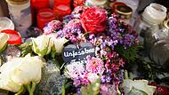 Mord an Blumenhändlerin in Lichtenfels - Blumen und Trauerbekundungen am TatortMord an Blumenhändlerin in Lichtenfels - Blumen und Trauerbekundungen am Tatort Mord Blumenhändlerin Lichtenfels Blumen Trauerbekundungen Trauer