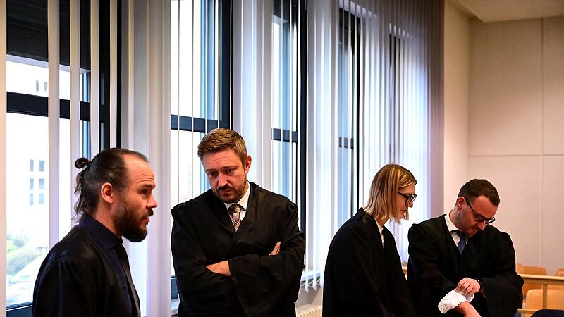 Einige Rechtsanw&auml;lte (v.l.): Christian Barthelmes, Maximilian Glabasnia, Mona Antretter und Alexander Wessel