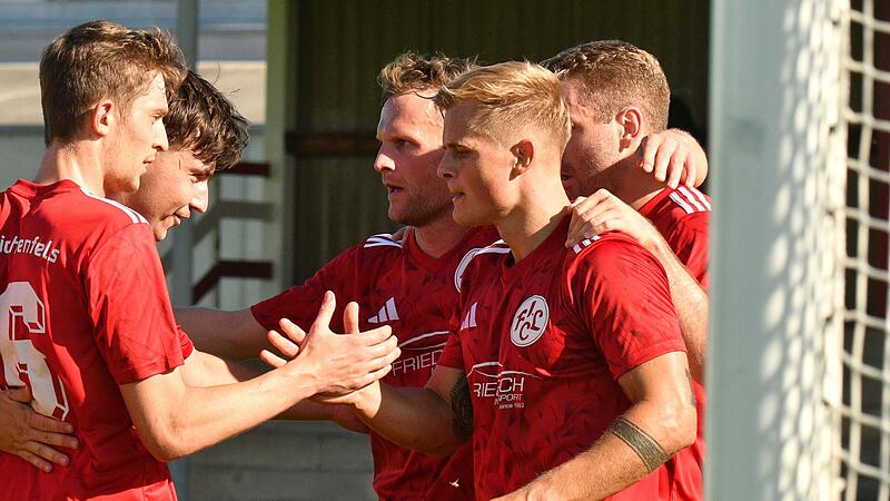Zufriedene Gesichter bei den Korbstädtern nach dem erlösenden zweiten Treffer durch Leon Holzheid (Zweiter von rechts) bei Felix Lausch, Moritz Mattausch, Lukas Engelmann und Maximilian Pfadenhauer.