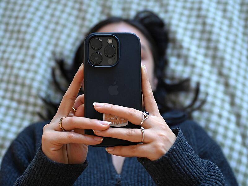 Junge Frau mit Smartphone