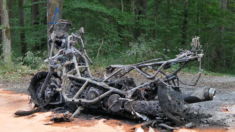 Von dem Zweirad blieb nur noch das Stahlgerippe &uuml;brig.