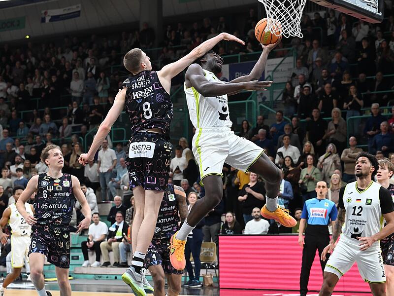 Sport Basketball 2. Bundesliga PROA Saison 2025 / 2026  15. Spieltag  am Samstag  27.12.2025 Spielort  Bayreuth Oberfrankenhalle   Spielbeginn 19.00 h   BBC Bayreuth gegen Uni Baskets M&uuml;nster Halbzeitergebnis 46:36  Endstand 83:82 n.V. Nat DIALLO Neil MA