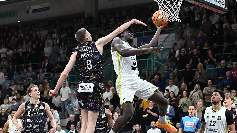 Sport Basketball 2. Bundesliga PROA Saison 2025 / 2026  15. Spieltag  am Samstag  27.12.2025 Spielort  Bayreuth Oberfrankenhalle   Spielbeginn 19.00 h   BBC Bayreuth gegen Uni Baskets M&uuml;nster Halbzeitergebnis 46:36  Endstand 83:82 n.V. Nat DIALLO Neil MA