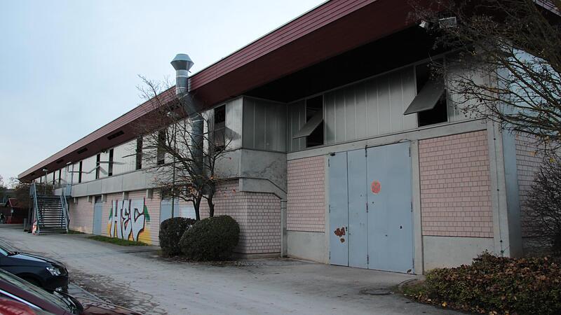 Das Eisstadion in Höchstadt wird für 14,3 Millionen Euro generalsaniert. Es bekommt ein neues Dach, eine neue Eispiste und eine neue Außenhaut.