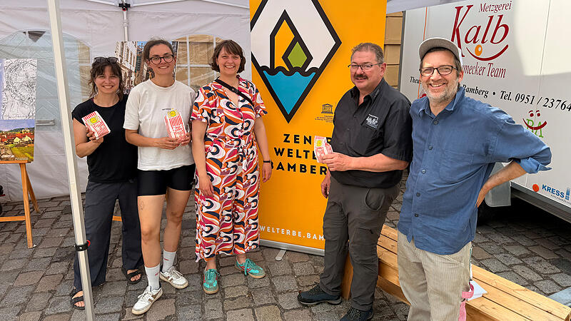 In der Mitte: Xenia Jacobec vom Zentrum Welterbe und Michael Kalb (2. v. r.), Vorsitzender des B&uuml;rgervereins Gangolf. Charlotte Haas (1. v. l.), Lena Endres (2. v. l.) und Tom Karg sind vom Urban Lab N&uuml;rnberg.