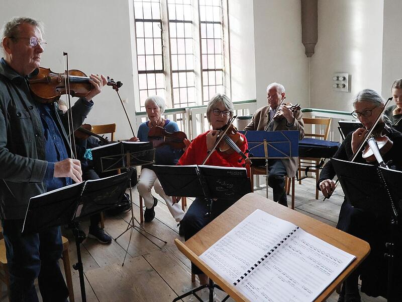Das Kulmbacher Kammerorchester bereicherte den Gottesdienst am Sonntagvormittag mit Händels Orgelkonzert in F-Dur. An der Orgel begeisterte Kirchenmusikdirektor Christian Reitenspieß. Sonny Adam Das Kulmbacher Kammerorchester bereicherte den Gottesdienst am Sonntagvormittag mit Händels Orgelkonzert in F-Dur. An der Orgel begeisterte Kirchenmusikdirektor Christian Reitenspieß. Sonny Adam