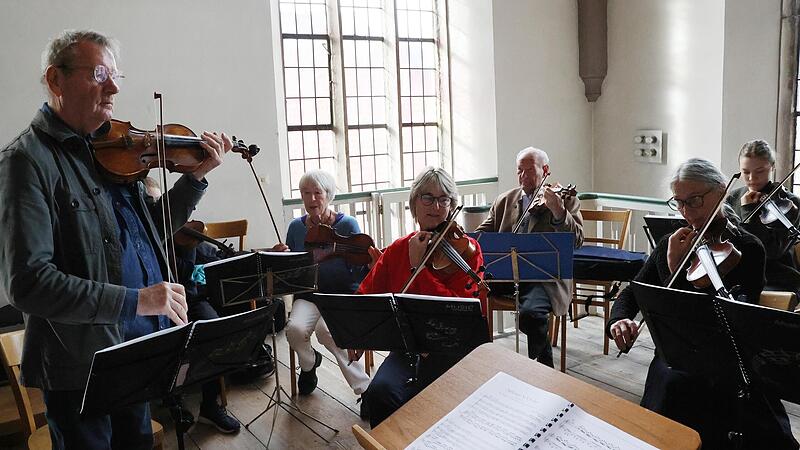 Das Kulmbacher Kammerorchester bereicherte den Gottesdienst am Sonntagvormittag mit H&auml;ndels Orgelkonzert in F-Dur. An der Orgel begeisterte Kirchenmusikdirektor Christian Reitenspie&szlig;. Sonny Adam