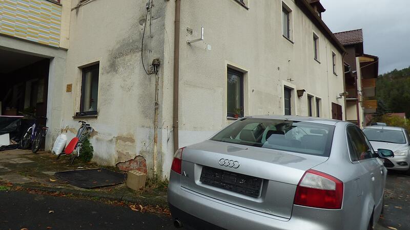 Dieses abgemeldete Auto verliert &Ouml;l. Trotz eines Feuerwehreinsatzes steht das Fahrzeug noch mitten auf der Stra&szlig;e.Forchheim & Fr&auml;nkische Schweiz